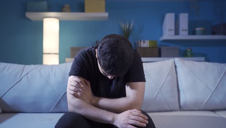 el joven con síndrome de agotamiento es infeliz y agotado.