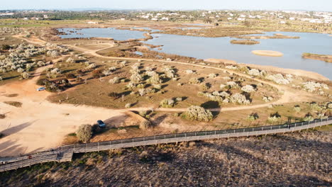 Vista-De-Drones,-El-Cielo-Y-El-Agua-Se-Fusionan-En-La-Vista-Del-Lago-Alqueva-En-Portugal,-Una-Hermosa-Armonía-De-Verde-Y-Azul