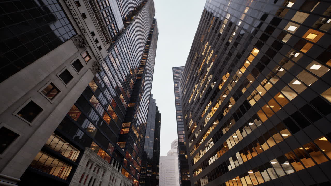 edificio rascacielos bajo un cielo nublado