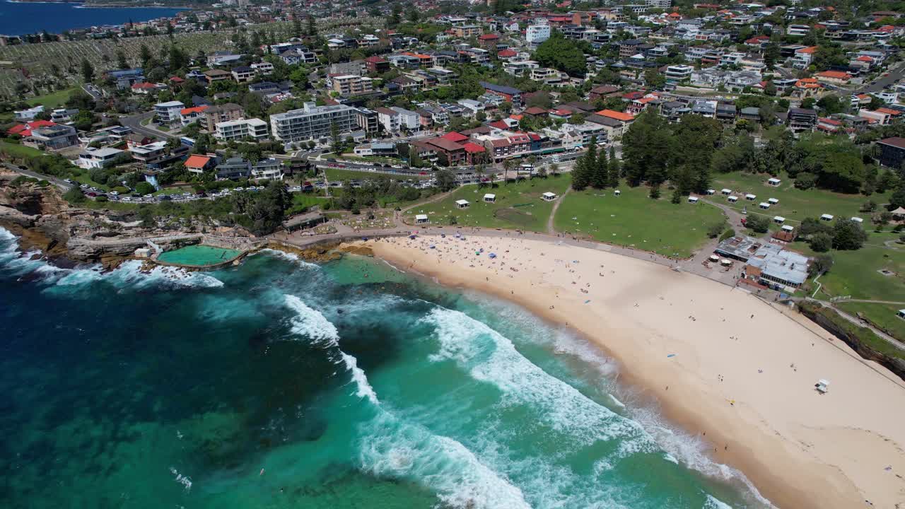 오스트레일리아 뉴사우스웨일스 주 시드니의 관광객들과 함께 브론테 비치 위의 공중 사진 - 드론 촬영