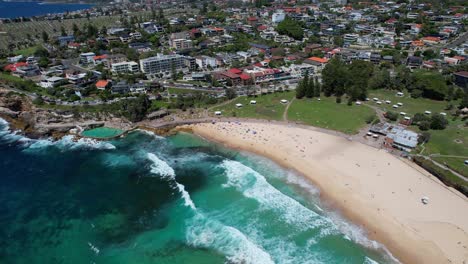 Vista-Aérea-Sobre-La-Playa-De-Bronte-Con-Turistas-En-Sydney,-Nueva-Gales-Del-Sur,-Australia---Disparo-De-Drone