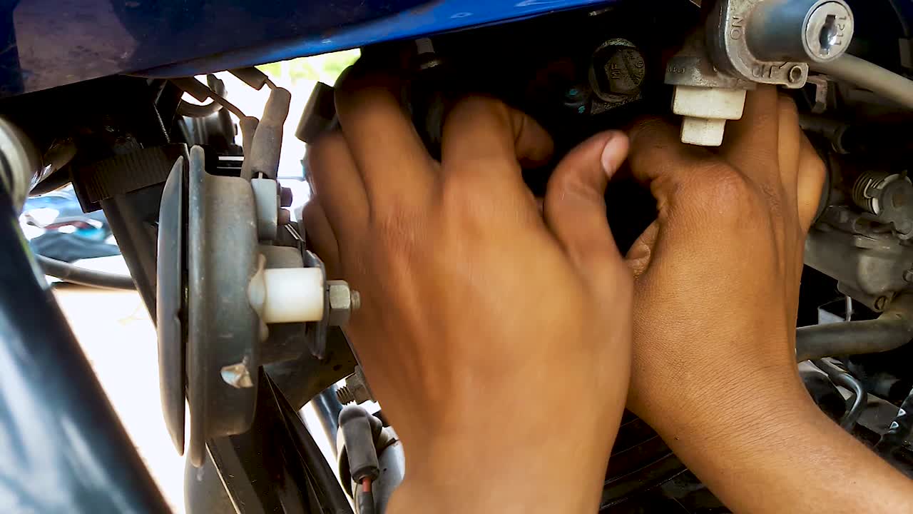 mantenimiento de motocicletas de dos ruedas en el día desde un ángulo plano en detalles