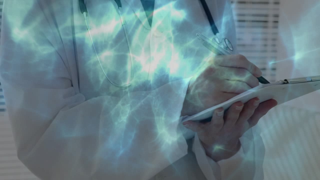 Médica haciendo una pausa ante el brillo de una superposición azul y actualizando una nota de gráfico con manos que trazan una red