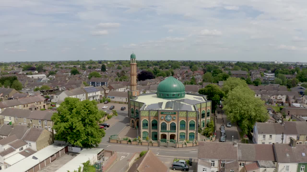 imágenes aéreas de 4k del exterior de una mezquita musulmana británica en una ciudad del reino unido