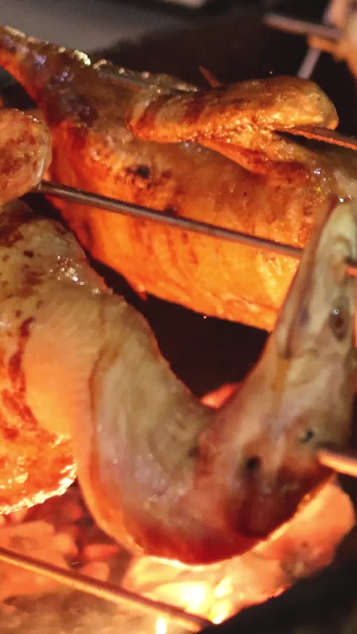 로티세리에 균등하게 구워진 오리