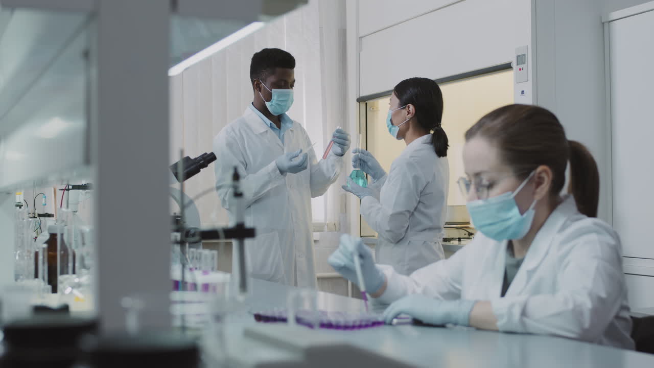 Équipe de scientifiques travaillant en laboratoire