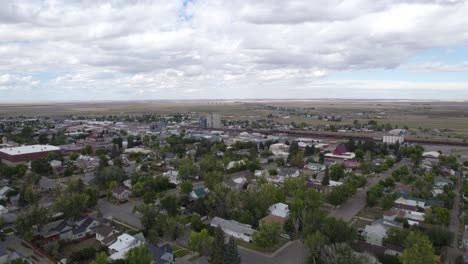 corte aéreo del área del vecindario de la ciudad del banco paisaje durante un día nublado brillante