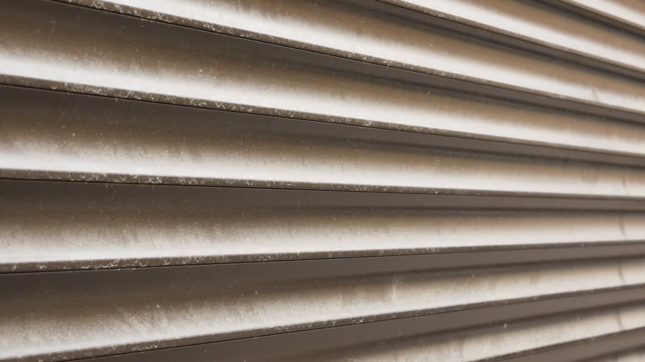 tiendas de seguridad persianas de ventanas cerradas, empresa fuera de negocio edificio cerrado, fuera de orden concepto abstracto, nadie. almacén mucho hangar persiana de seguridad textura de fondo simple, no hay gente