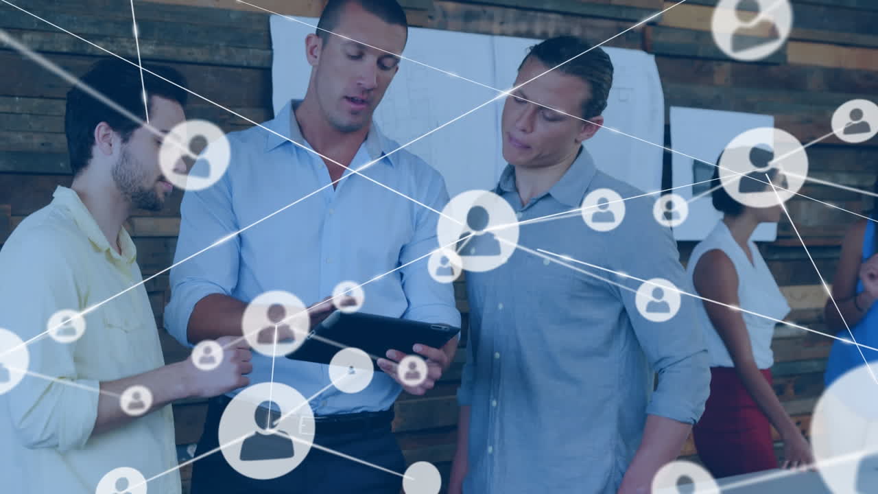 animación de una red de iconos de perfiles contra diversos hombres discutiendo sobre una tableta digital en la oficina
