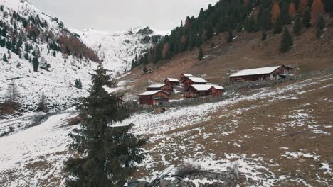 Pueblo-De-Cabañas-De-Montaña-En-Los-Alpes-Italianos-Durante-El-Otoño---Tirol-Del-Sur