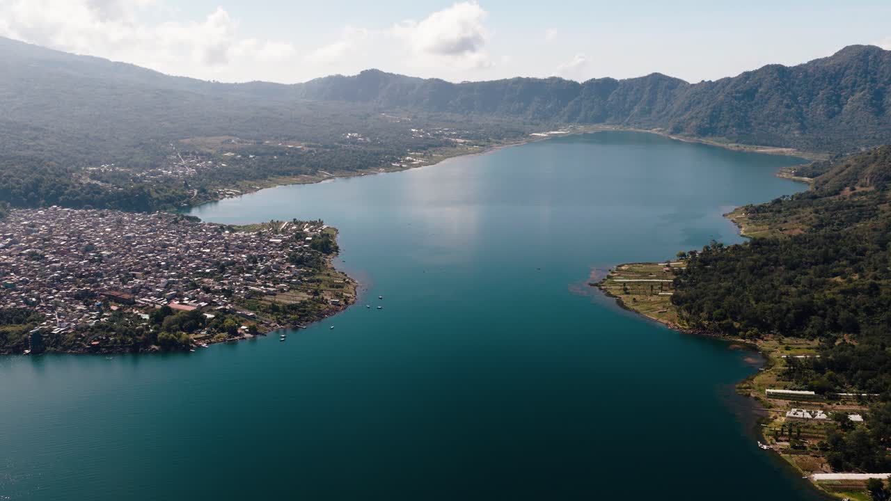 Guatemala, Atitlán Gölü kenarındaki Santiago La Laguna'nın havadan görünümü