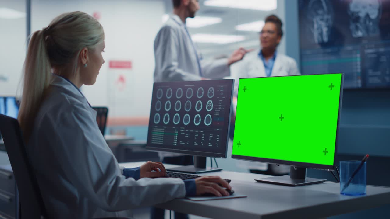 laboratorio de investigación del hospital: científica de biotecnología médica que trabaja en la pantalla verde de la computadora chroma key con imágenes de resonancia magnética de escaneo cerebral.