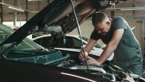 mecánico de automóviles diagnosticando un motor de automóvil