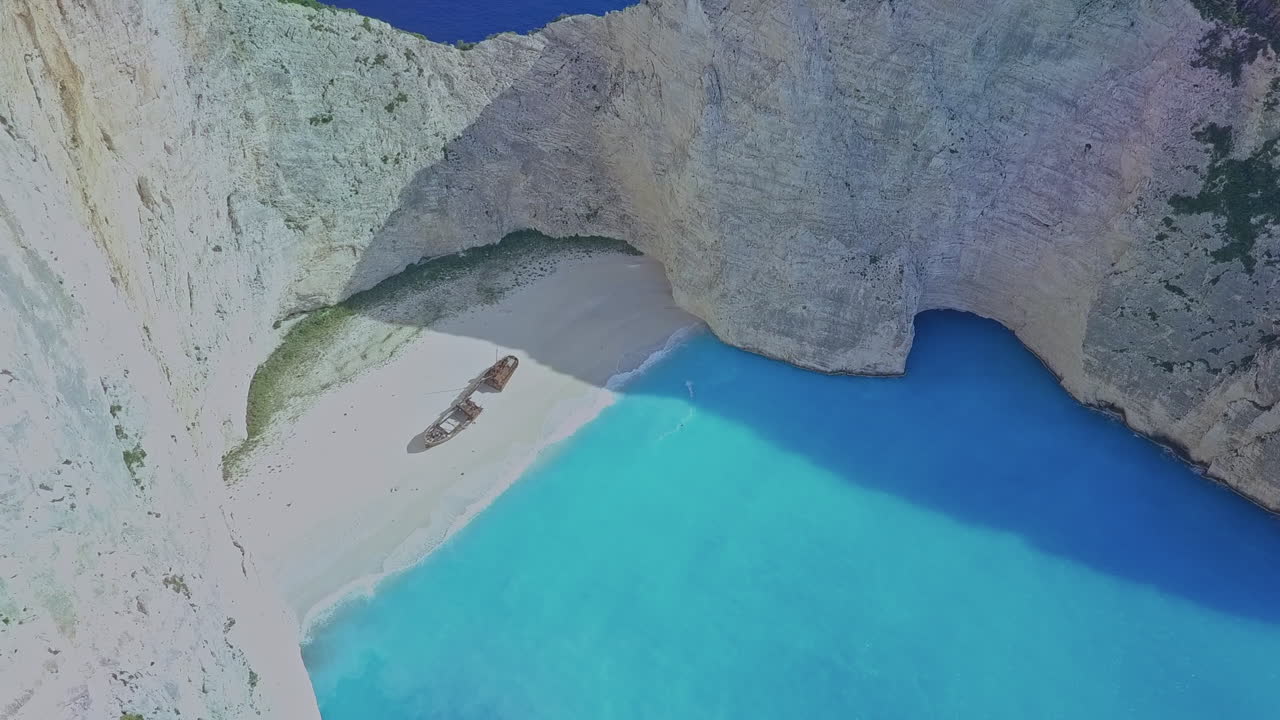 antena moviéndose hacia una playa vacía del naufragio de navagio en zakynthos, grecia