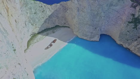 Antena-Moviéndose-Hacia-Una-Playa-Vacía-Del-Naufragio-De-Navagio-En-Zakynthos,-Grecia