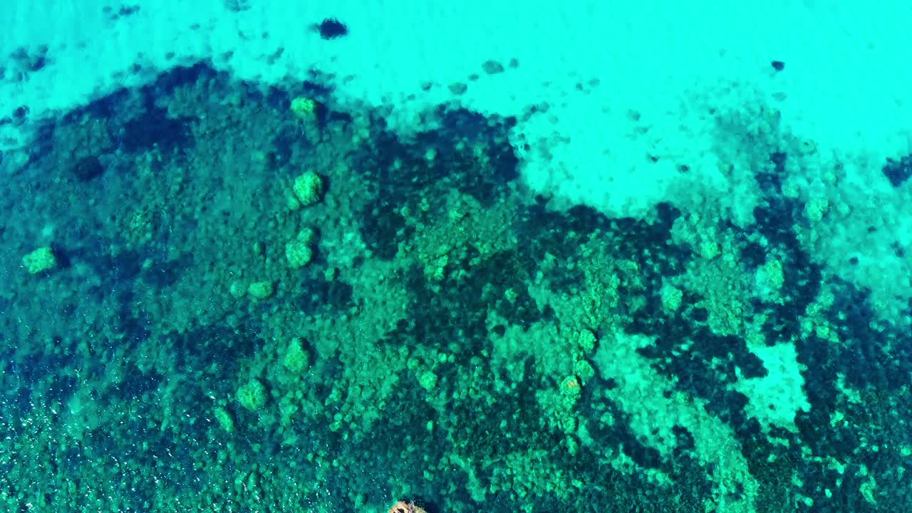 드론이 그리스의 아름다운 해변을 날다