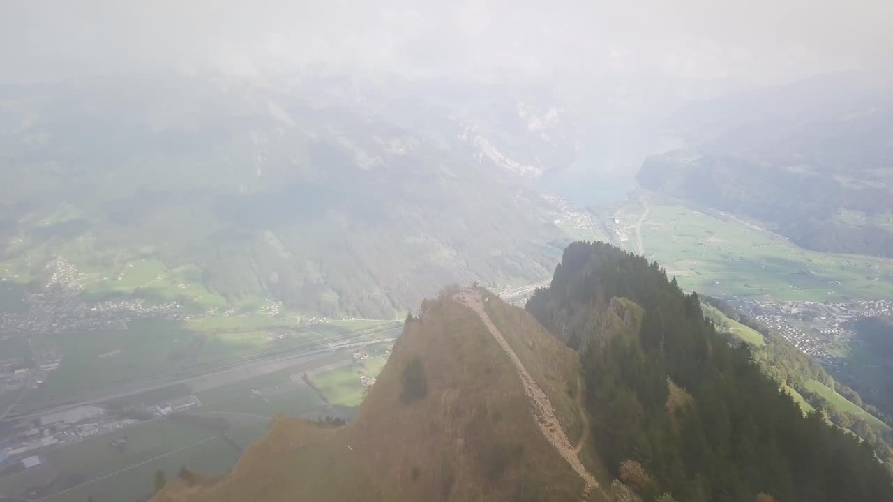 이 드론 샷은 스위스의 산 정상에서 찍은 것입니다.
