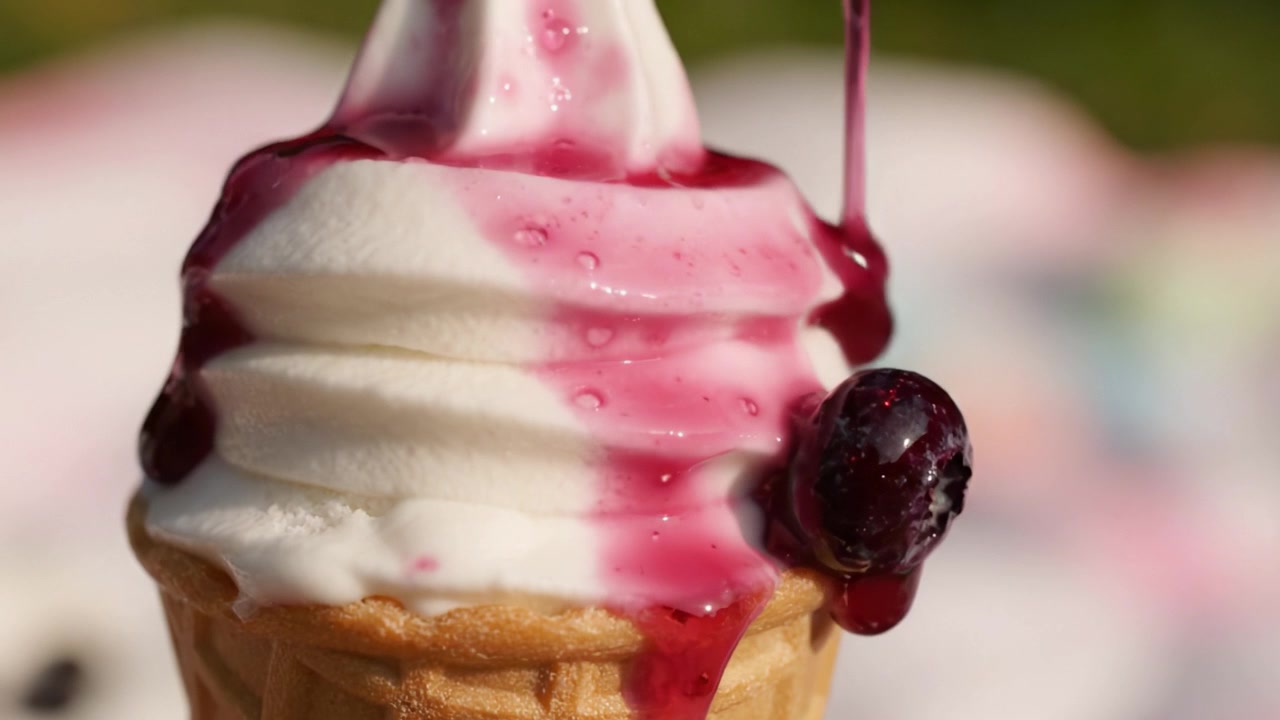 Delizioso cono gelato con spirali cremose e guarnizione colorata che cola, perfetto per un dolce piacere in una giornata calda.