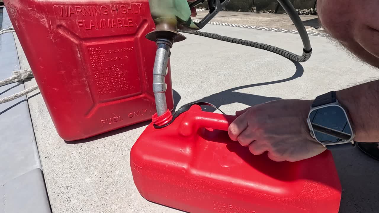 배의 크를 채우는 동안 연료가 유출됩니다.