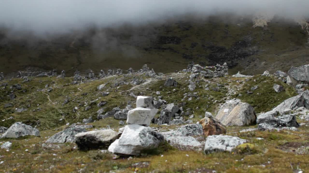 한 초르텐에 초점을 맞추기 위한 와이드 샷 이동