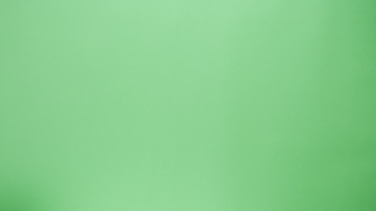 servicio de entrega de alimentos. café para llevar, tazas de papel sobre fondo verde. llevar bebidas calientes. compras de alimentos sin contacto en línea. mensajero tomando pedidos, entrega al cliente