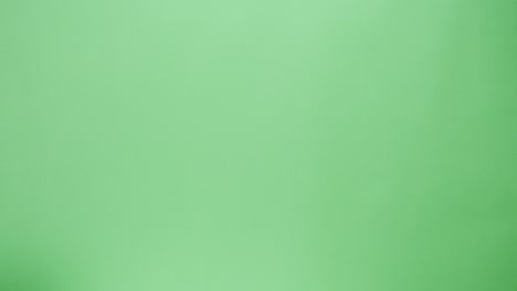 servicio de entrega de alimentos. café para llevar, tazas de papel sobre fondo verde. llevar bebidas calientes. compras de alimentos sin contacto en línea. mensajero tomando pedidos, entrega al cliente