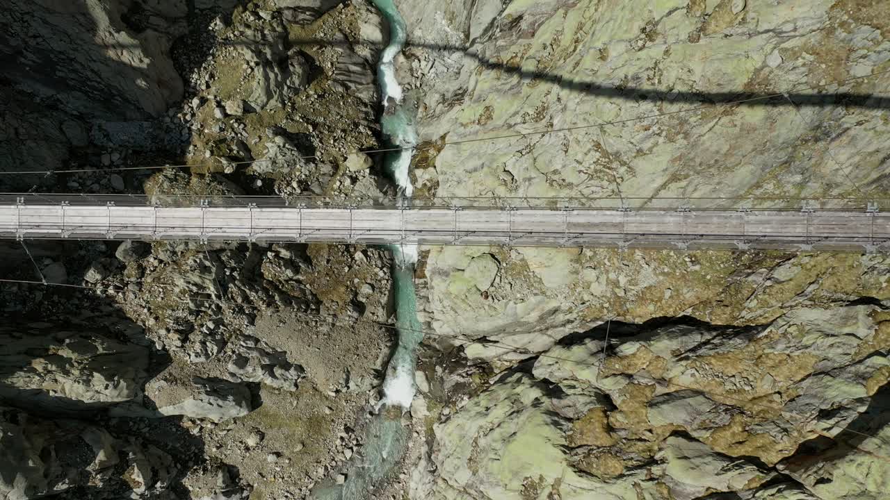 백그라운드에서 나무 스윙 다리와 자연 흐르는 강의 공중 오버 헤드 보기