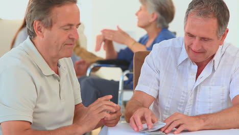 Amigos-Maduros-Jugando-A-Las-Cartas-