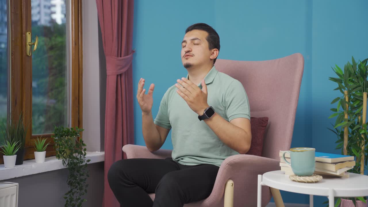 무슬림 남자가 기도하고 있습니다.