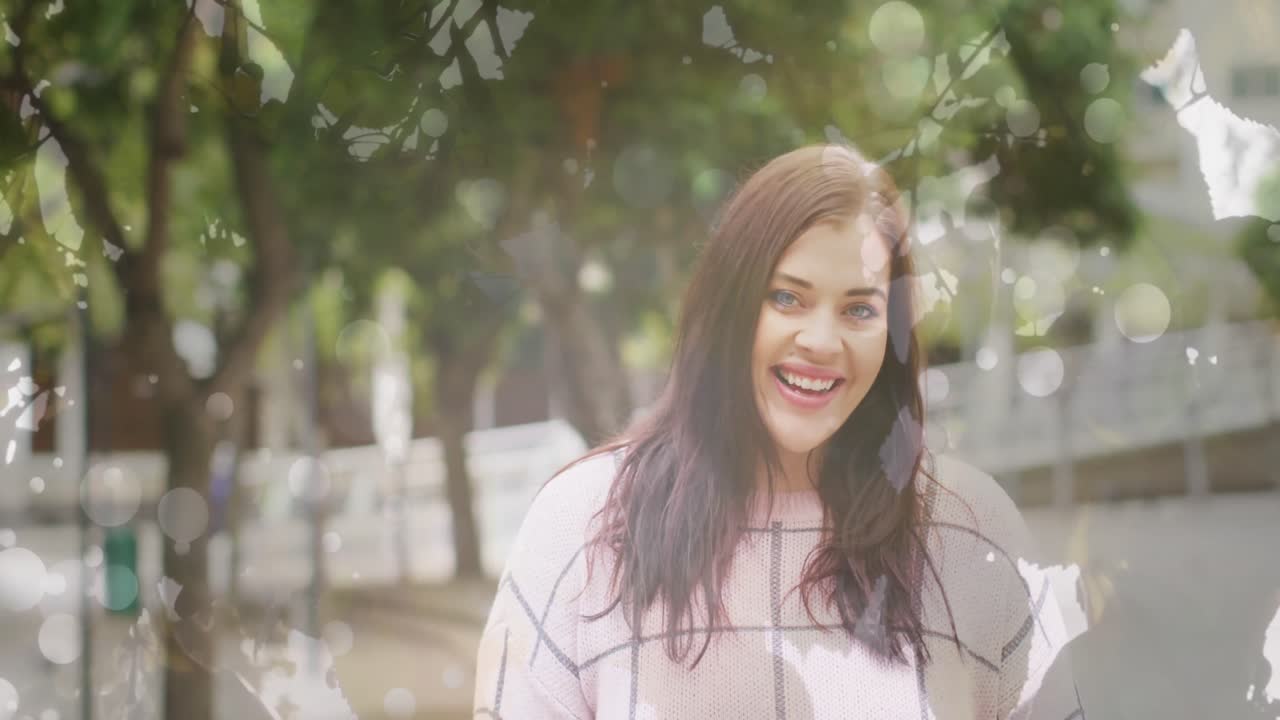 도시 거리에서 미소 짓는 백인 여성 위에 빛의 반점이 애니메이션