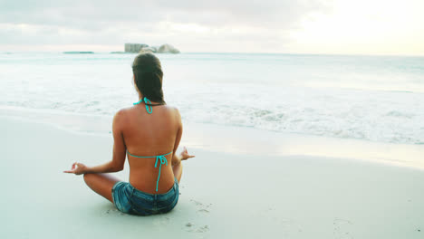 Frau-Macht-Yoga-Am-Strand