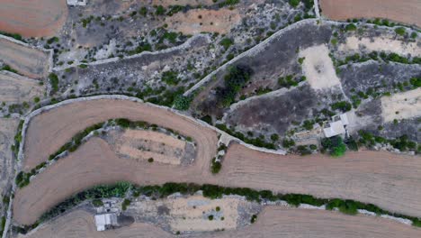 magnífico video aéreo de drones de malta, zona sur de ghar-id-duhhan, volando desde tierra sobre el mar a través de la costa ondulada