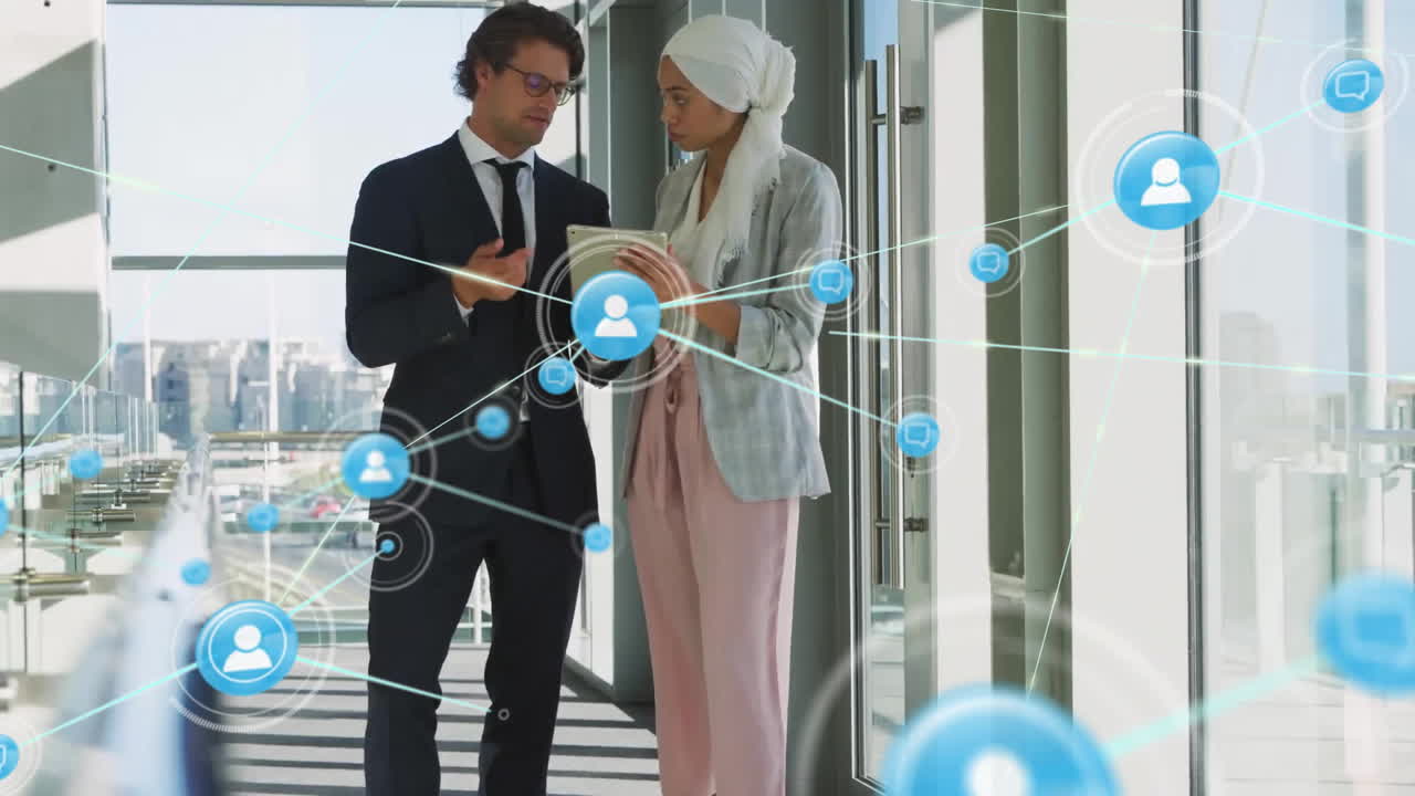 사무실에서 다양한 사업가들과의 아이콘과의 연결 네트워크의 애니메이션