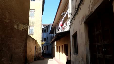 Beautiful-narrow-typical-street-of-Stone-town,-old-town-neighbourhood,-Zanzibar