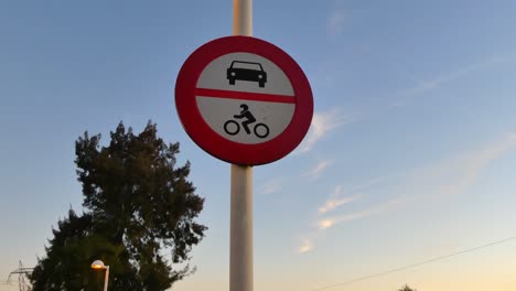 view of a traffic signal that indicates prohibited circulation to all motor vehicles