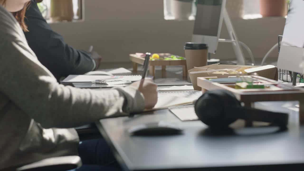 사무실에서 창의적인 프로젝트를 진행하면서 메모를 쓰고 브레인스토밍을 하는 여자