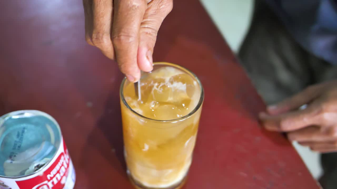 Slow-motion shot of a traditional Indonesian Teh Susu being made.