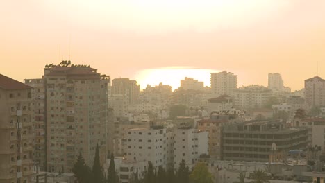 Plano-General-De-La-Ciudad-De-Gaza-Con-Una-Brumosa-Puesta-De-Sol-Sobre-El-Océano-En-El-Fondo