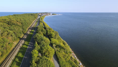 Luftaufnahme-Mit-Paralleler-Eisenbahn-Und-Straße-An-Der-Küste-Der-Ostsee