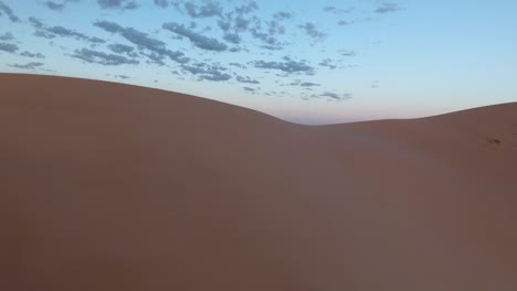 imagen aérea de un dron descubriendo la duna de arena del desierto de gobi durante el amanecer en mongolia