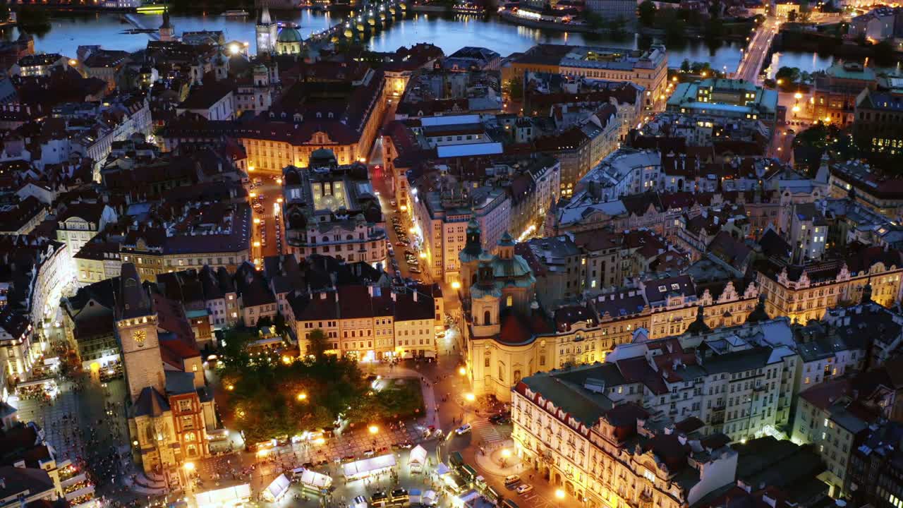 プラハの少年教会の夜の空から撮影された写真