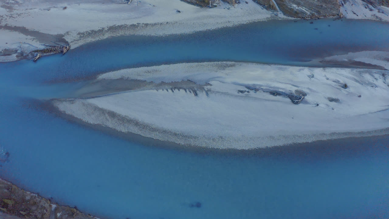 캐나다 앨버타의 노르데그 근처 노스 서스캐처원 강에 있는 모래톱