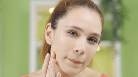 Mujer-Feliz-Con-Cara-Maquillada-Mirando-A-La-Cámara.