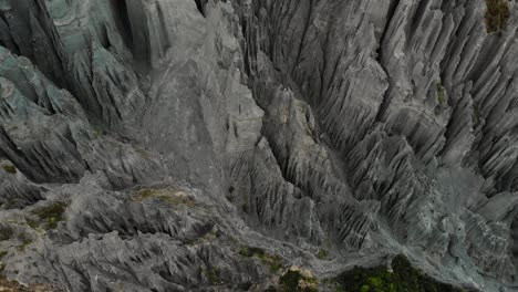 Luftaufnahme-Der-Putangirua-Gipfel-Mit-Einzigartigen-Felsformationen-In-Cape-Palliser,-Wairarapa,-Neuseeland