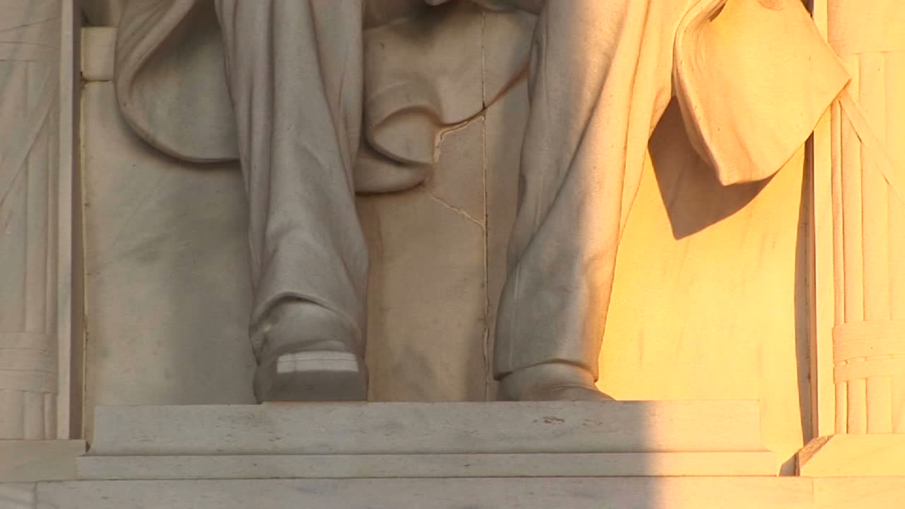 황금빛으로 물든 링컨 대통령의 동상 가까이