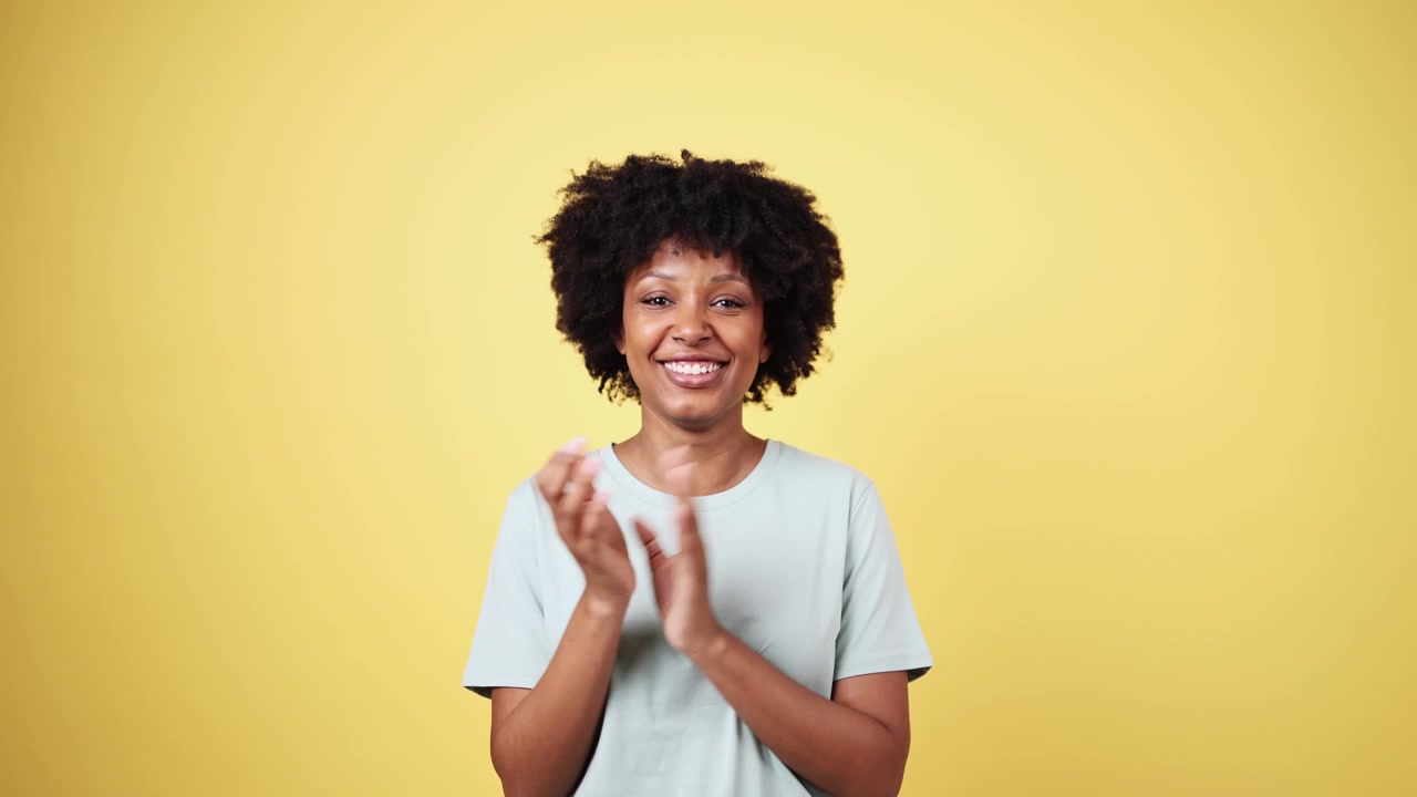 Jovem Mulher Afro-Americana Batendo Palmas com Emoções Mistas