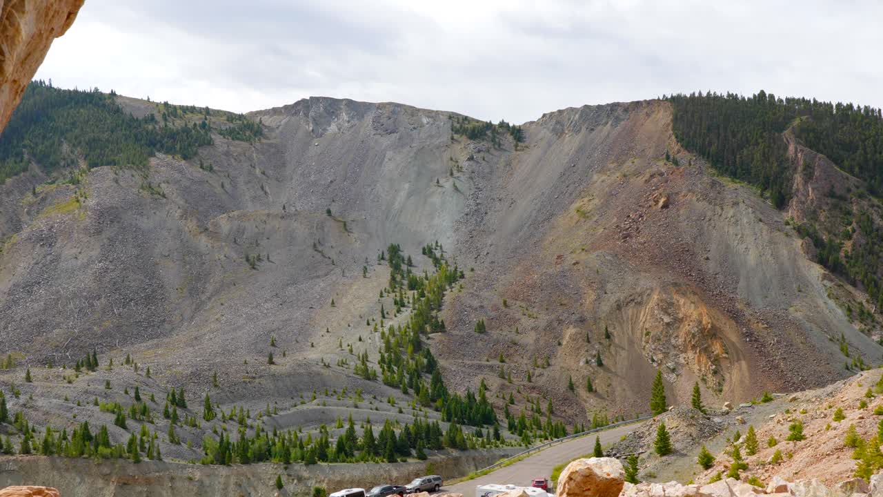 Ampia vista di una montagna crollata a causa di un terremoto.