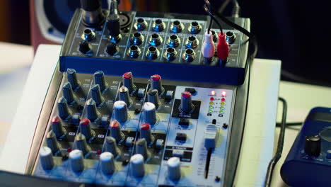 escritorio de estudio en casa vacío con faders motorizados y perillas de preamplificación