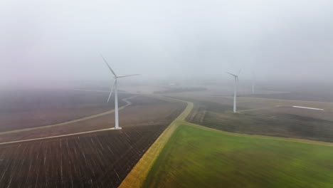 Drohnenaufnahme-Einer-Windkraftanlage,-Die-Saubere-Energie-In-Nebliger-Ländlicher-Umgebung-Erzeugt