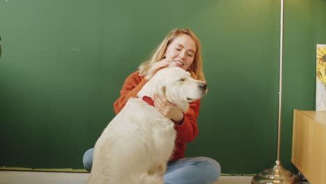 mujer jugando con su golden retriever